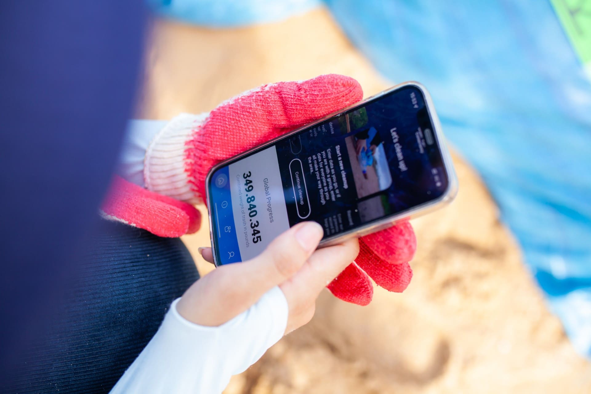 Cán bộ GreenHub đang nhập dữ liệu các loại rác đã được kiểm đếm vào ứng dụng Clean Swell