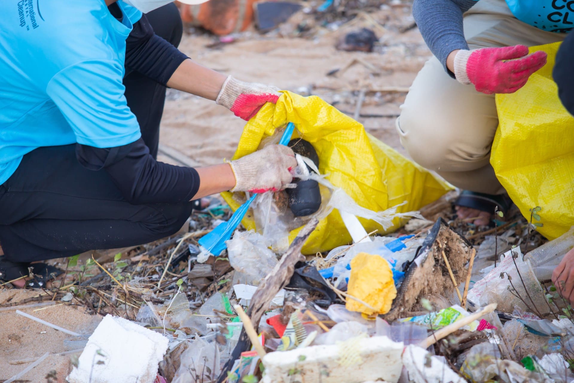 Hình ảnh rác thải sinh hoạt trên bờ biển làng chài An Vũ