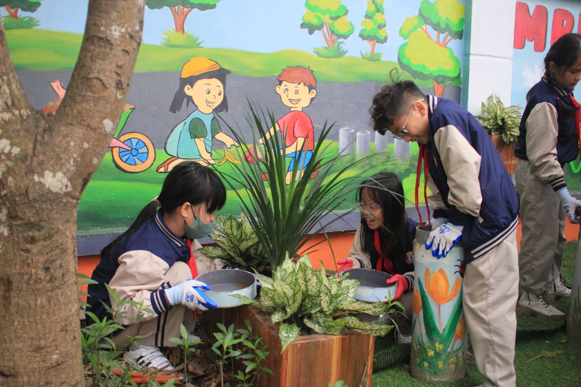 Học sinh trường tiểu học Trung Yên thực hành ủ phân hữu cơ