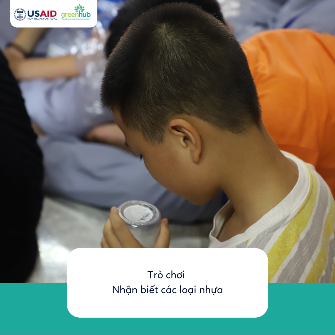 Dự &aacute;n LSPP đ&atilde; c&ugrave;ng c&aacute;c em nhỏ ở kho&aacute; tu ch&ugrave;a Đ&igrave;nh Qu&aacute;n t&igrave;m hiểu về nhựa như thế n&agrave;o?