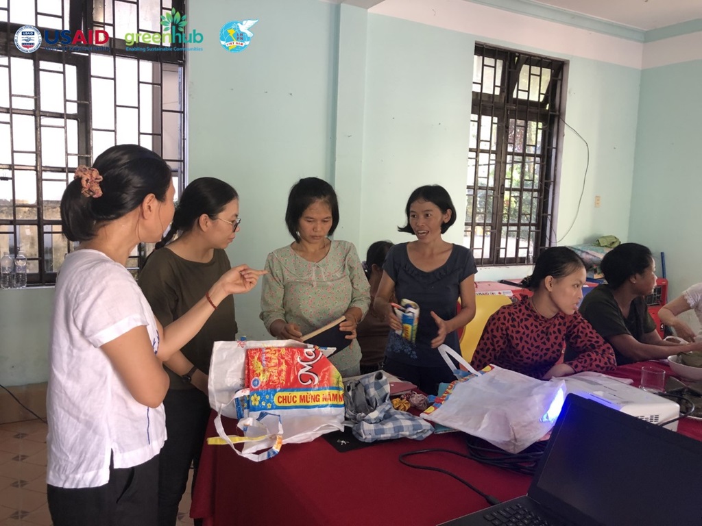 Tập huấn x&acirc;y dựng m&ocirc; h&igrave;nh t&aacute;i chế r&aacute;c thải nhựa, tạo sinh kế cho người yếu thế