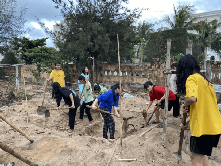 Tự tay xây dựng mô hình ủ rác hữu cơ đến từ các bạn học sinh thuộc Câu Lạc Bộ Nội trú Xanh.