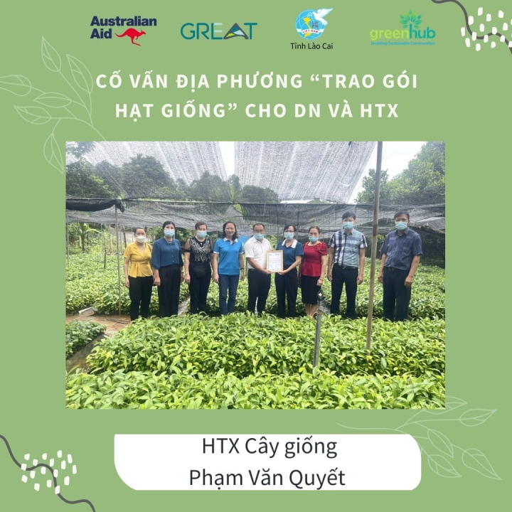 Cố vấn địa phương “Trao gói hạt giống” cho các doanh nghiệp và Hợp tác xã trong dự án.