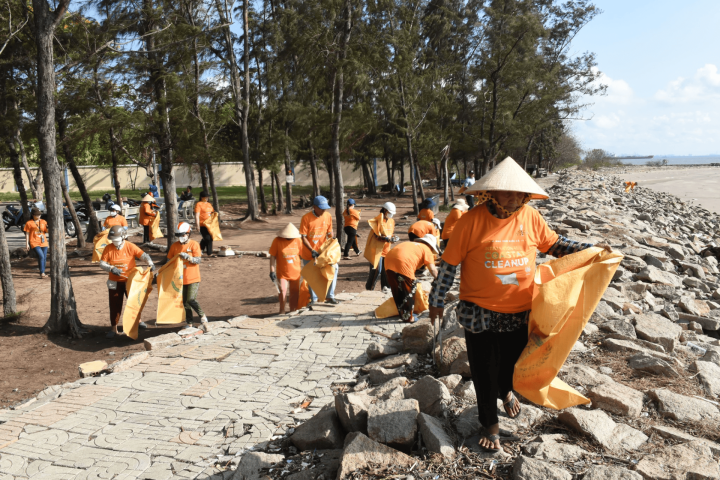 CHIẾN DỊCH “DỌN RÁC MỘT GIỜ - SẠCH ĐẸP CẦN GIỜ”