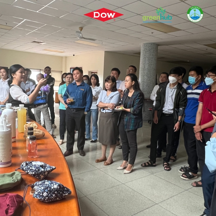 Dòng sông được xem như là thùng rác khổng lồ ai cũng có thể ném rác xuống!